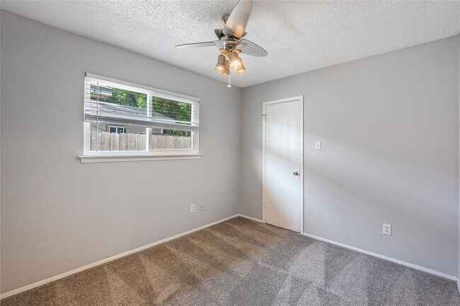 Building Photo - 1153 Brookswood Ave