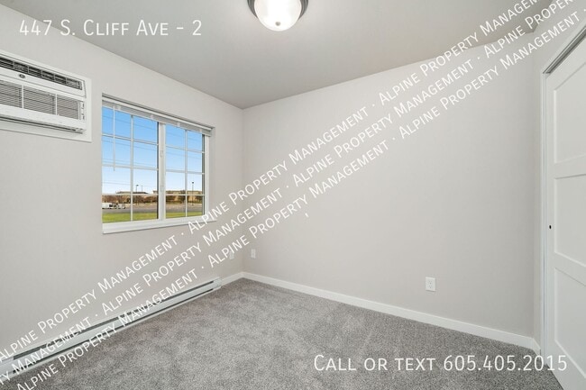 Building Photo - 447 S Cliff Ave