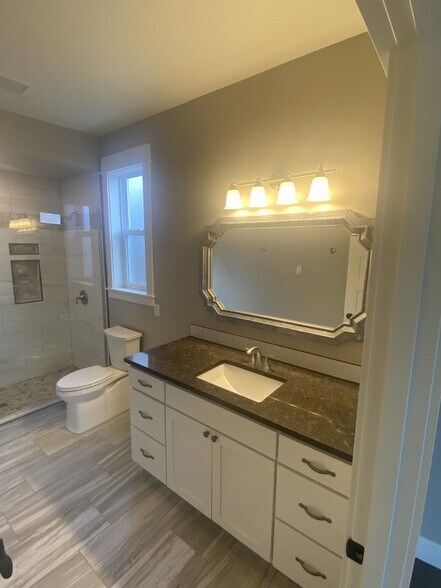 Master Bath - 1706 E Ashford Way