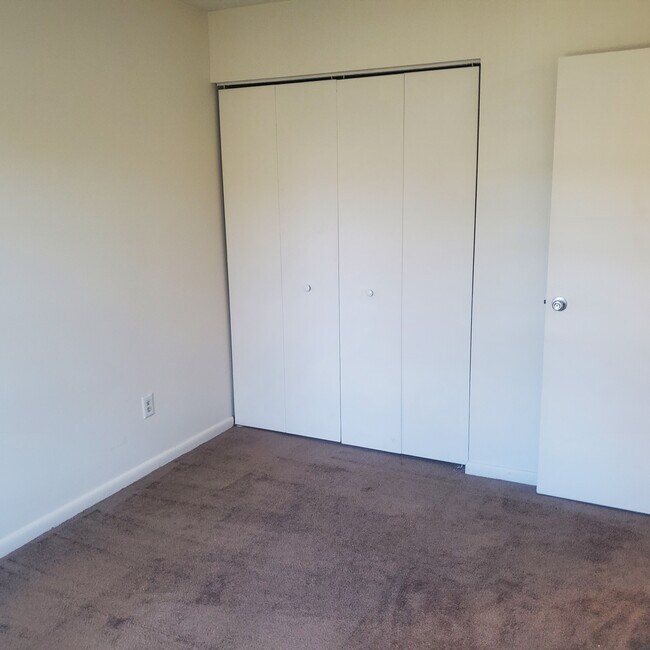 Bed 2 - 76 Chelmsford Ct