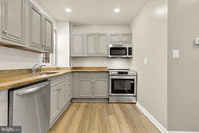 Building Photo - 1033 5th St NE