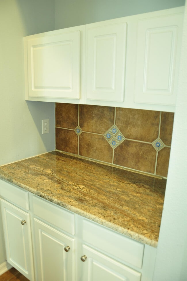 Building Photo - 607 Nadina Pl