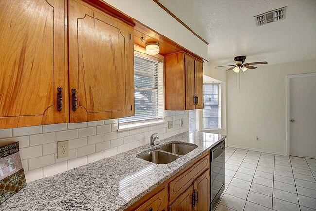 Building Photo - 2202 Saxony Dr