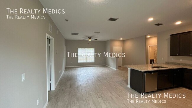 Building Photo - 3290 Halden Ave SE