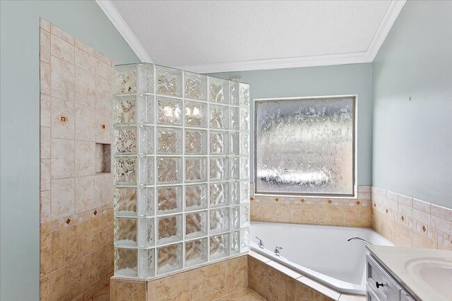 Building Photo - Beautiful Pool Home in highly desired Osprey Pointe!