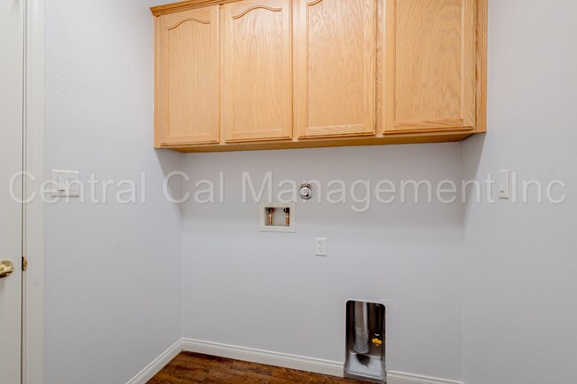 Building Photo - 3 Bedroom/2 Bath Home in Desired Southwest...