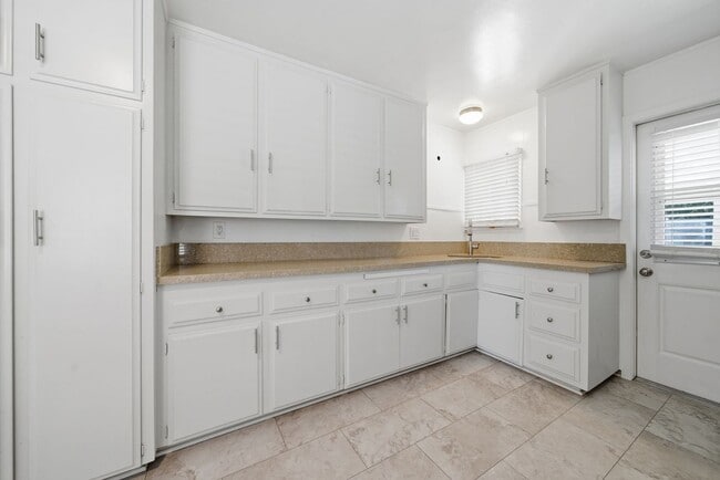 Building Photo - Refreshed Single Family Home with Lots of ...