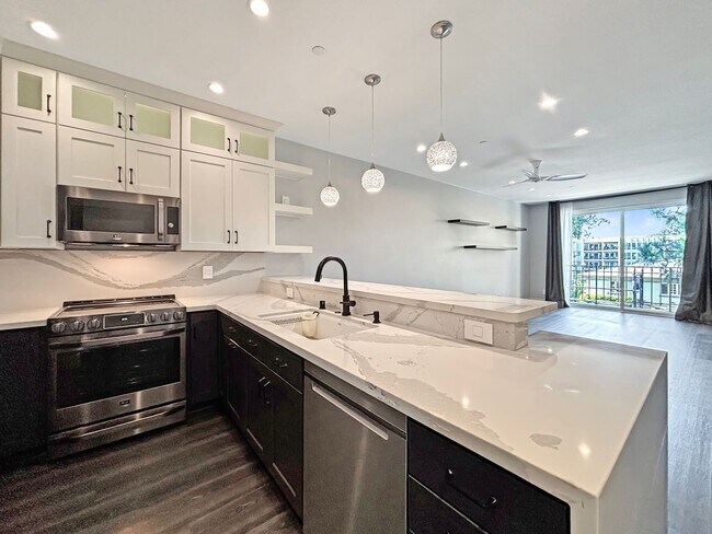 Building Photo - Stunning 2BD/2BA Condo in Bankers Hill W/ ...