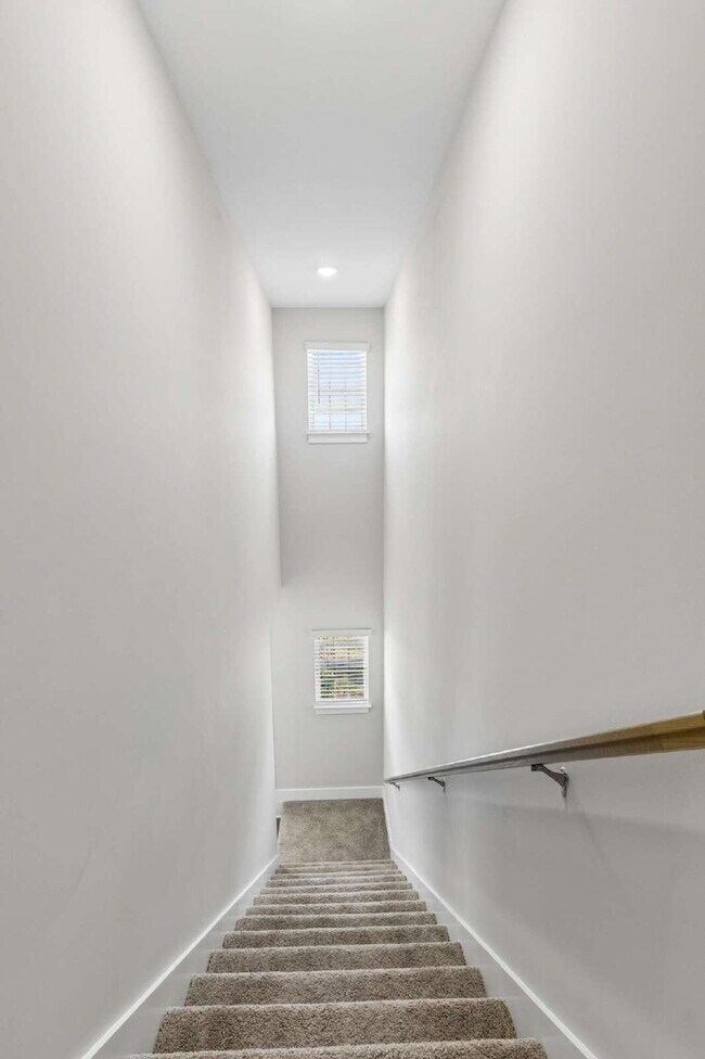Building Photo - "Charming 3-Bed Townhouse Retreat with 2.5 Baths in Hendersonville's Heart!"