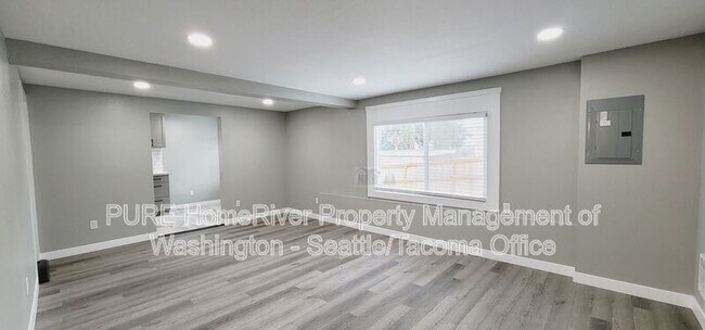 Building Photo - 3216 E Roosevelt Ave