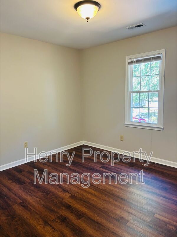 Building Photo - 903 Hampshire Ct