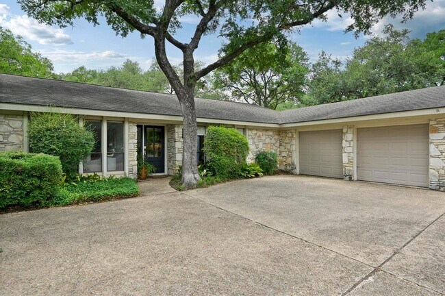 Building Photo - 1300 Pasaguarda Dr