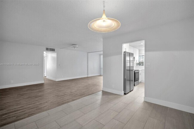 Building Photo - 940 NE 199th St