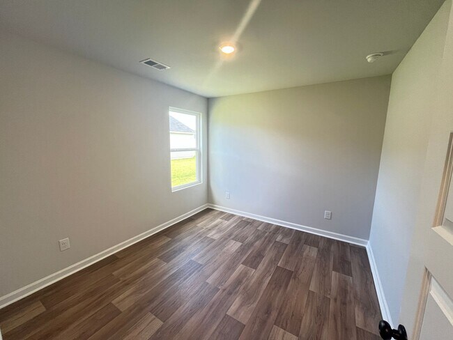 Building Photo - 190 Birchwood Dr