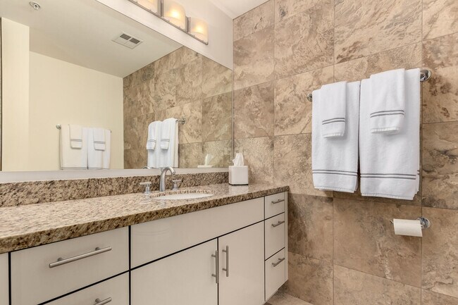 Building Photo - 7131 E Rancho Vista Dr