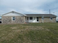 Building Photo - Spacious & Beautifully Maintained 3-Bedroo...