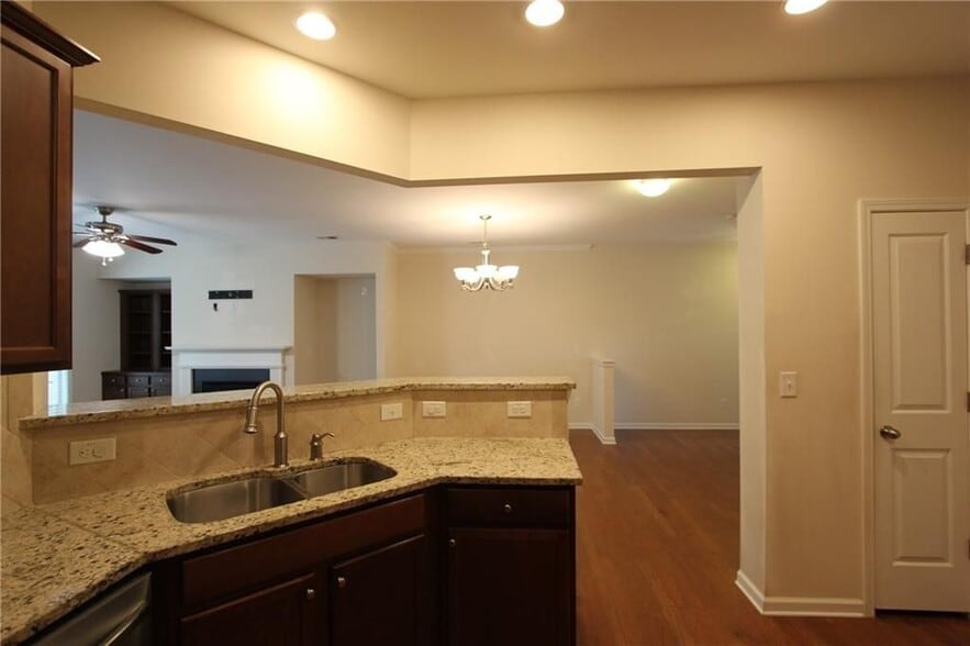 Building Photo - 2132 Greencrest Cir