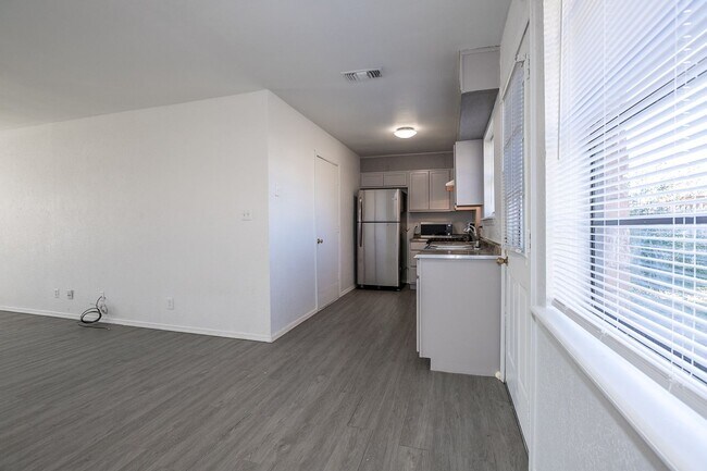 Building Photo - 1341 E 142nd St