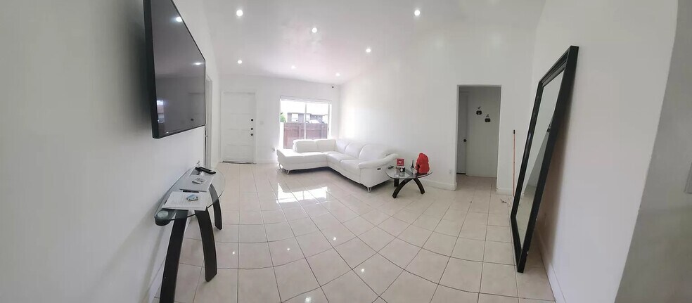 Building Photo - 11821 SW 123rd Ave