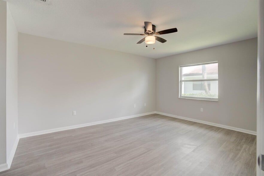 Building Photo - 9242 Roan Ln