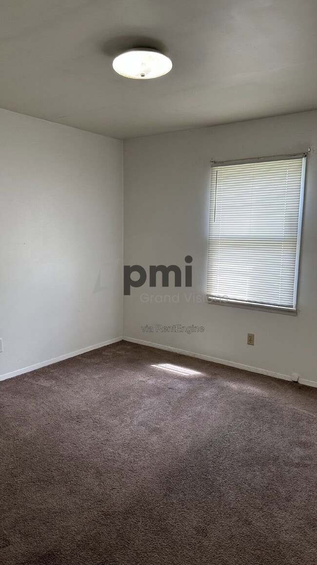Building Photo - 1616 University Dr