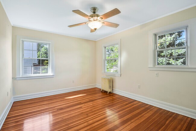 Building Photo - 806 Pelhamdale Ave