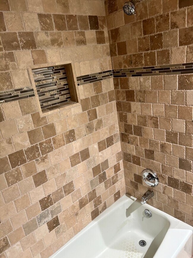 Building Photo - AVAILABLE SEPTEMBER 10TH Charming 4 bed 2....