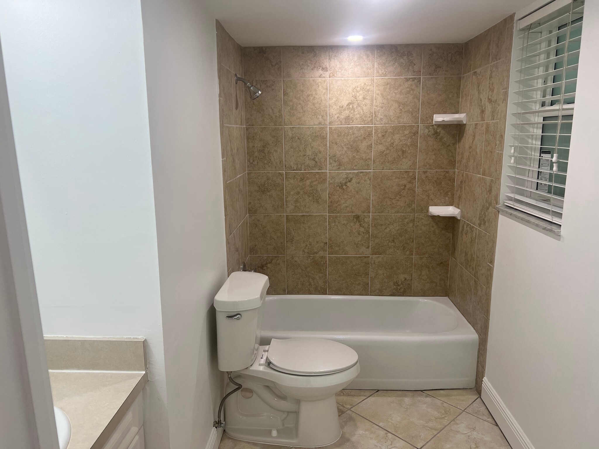 Master bath - 1964 Alamanda Dr