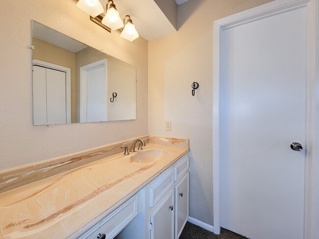 Building Photo - 2710 Quail Creek Dr