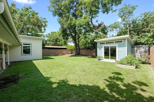 Building Photo - 5008 W Frances Pl