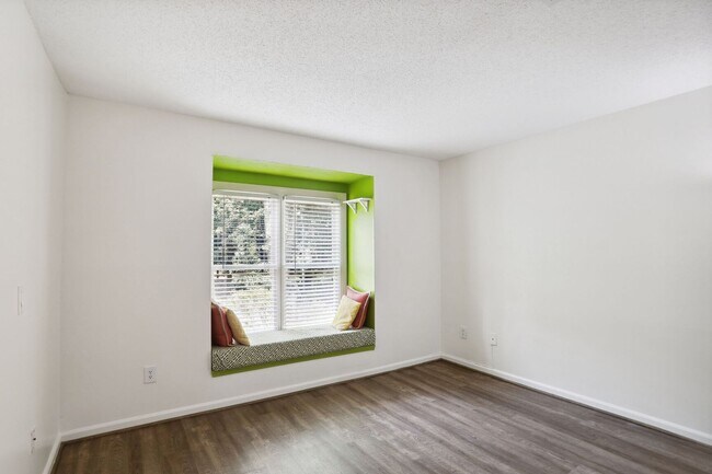 Building Photo - 2 Bedroom 2 Bathroom In A Private Community