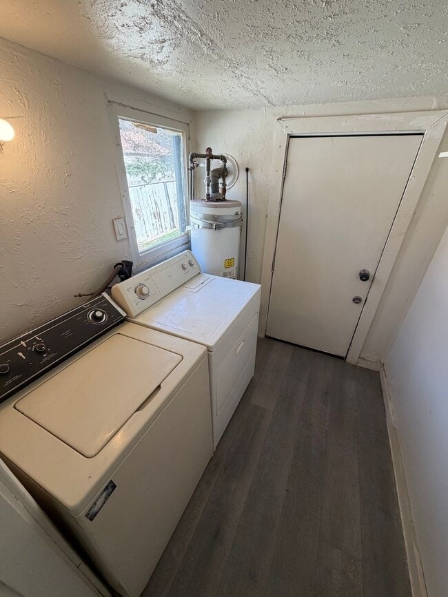 Building Photo - East Sac Bungalow Available!