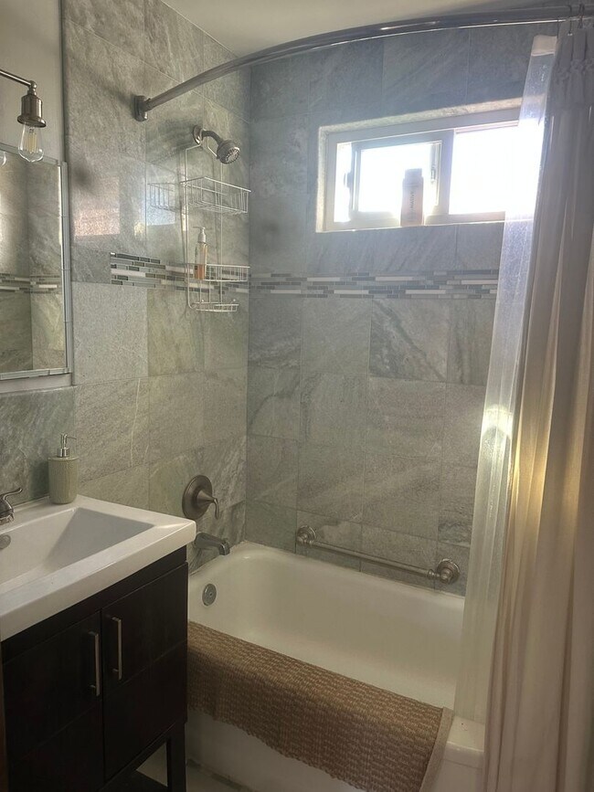 Building Photo - 947 1/2-731-32 Beryl St