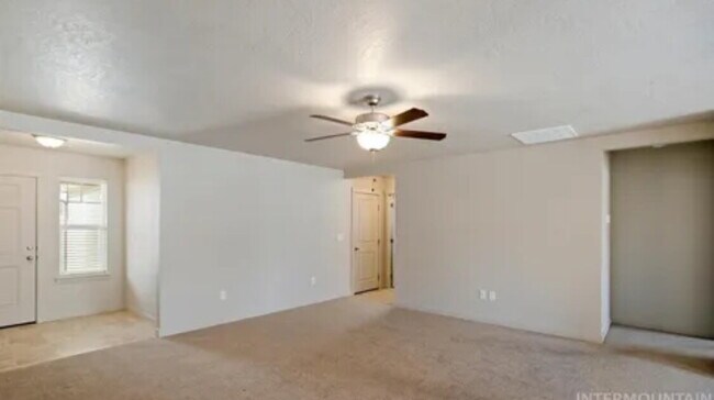 Building Photo - "Charming 3-Bed, 2-Bath Home with Spacious...