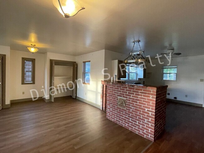 Building Photo - 1301 N Fremont Ave
