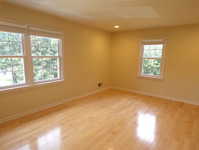 Building Photo - WOW Factor Home in Alexandria