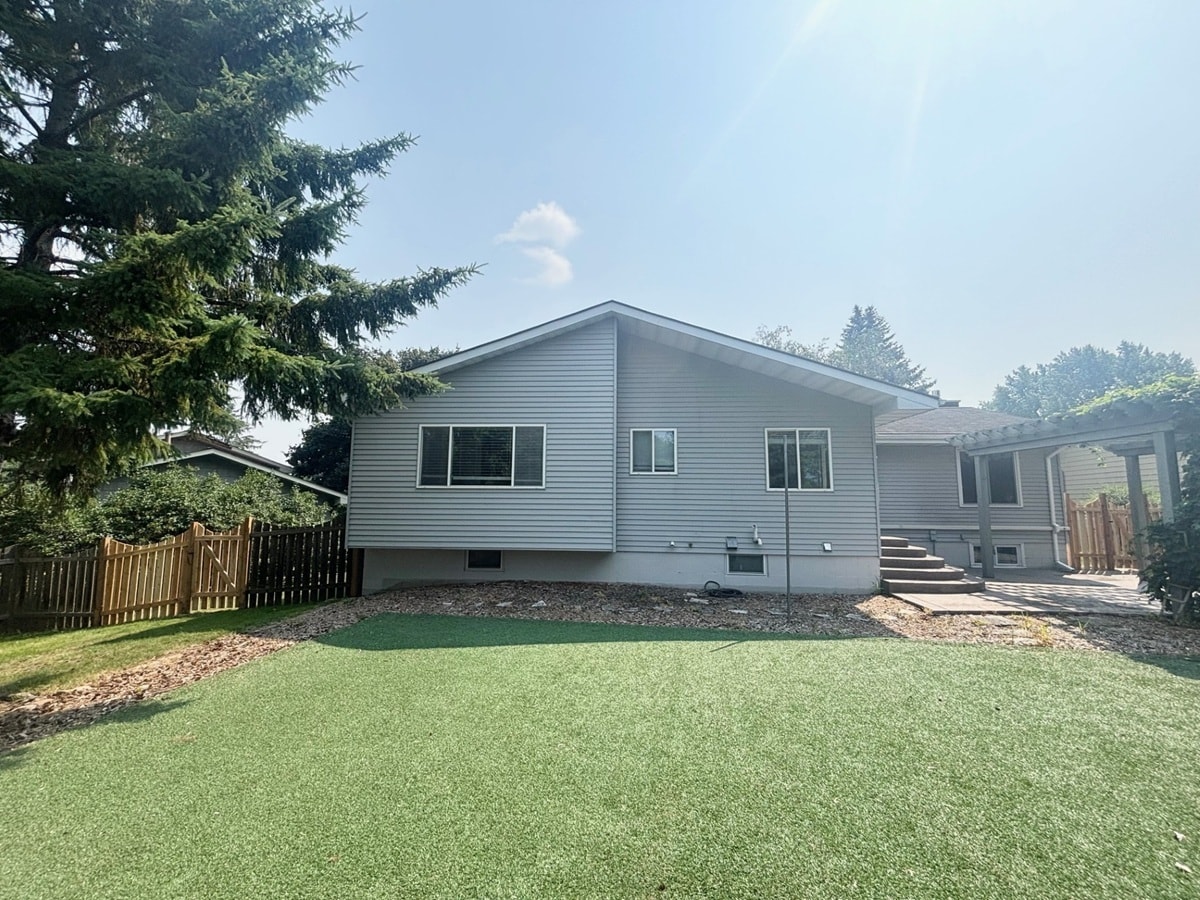 Building Photo - 524 10th Ave SW