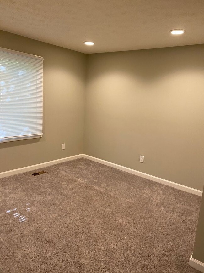 Building Photo - Newly Renovated 3 bed 2 bath House w/ deta...