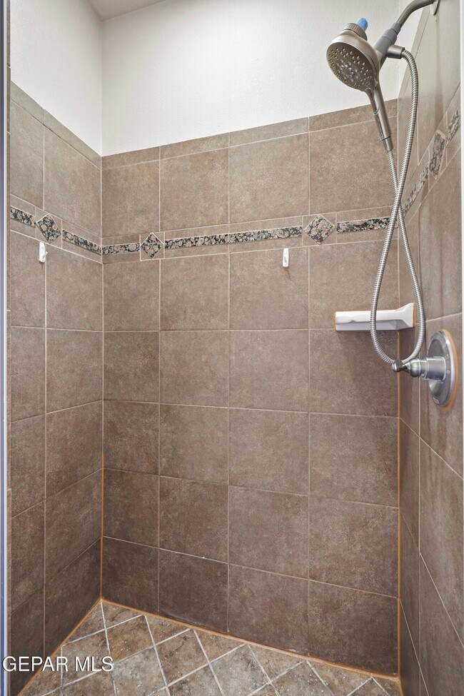 Building Photo - 5729 Valley Oak Dr