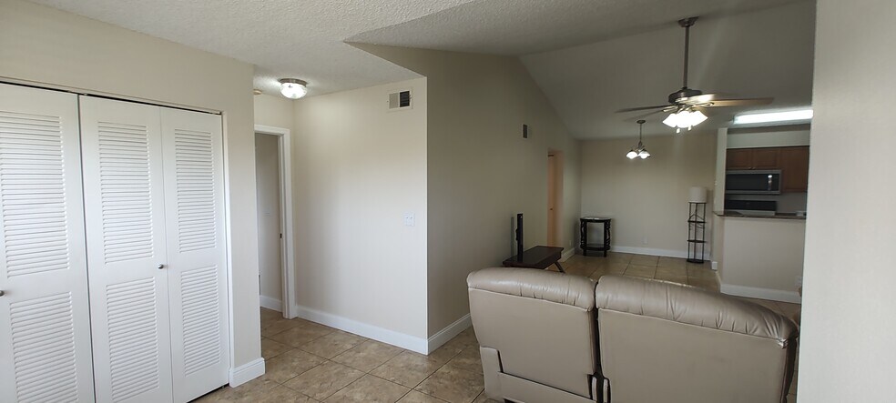 Building Photo - 2846 S University Dr