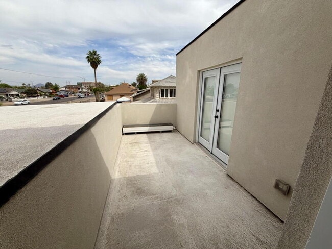 Building Photo - 2029 W Adams St