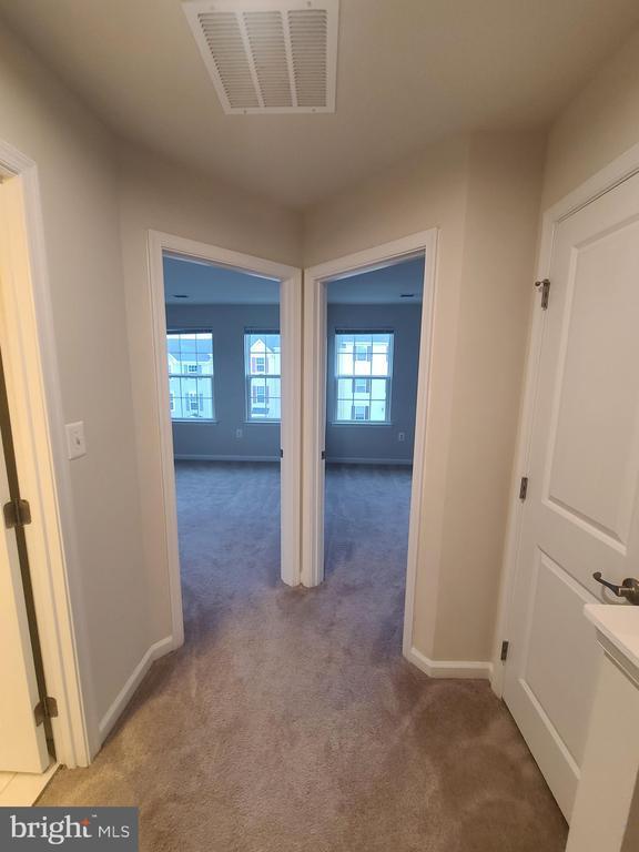 Building Photo - 1006 Valley Run Dr