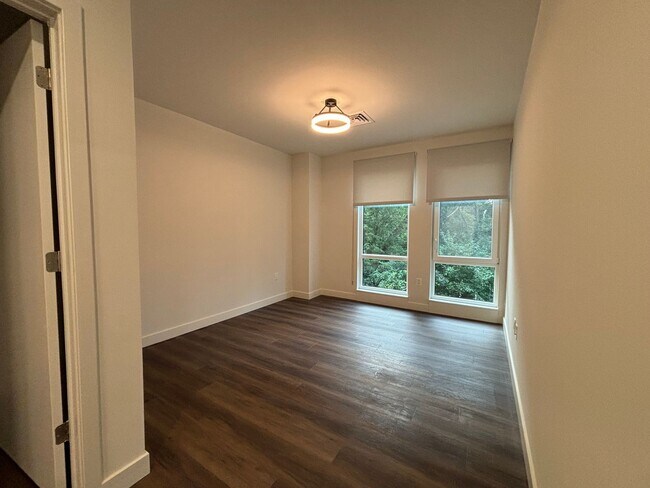 Building Photo - Southwest Corner Stunner at One25 – Lake V...