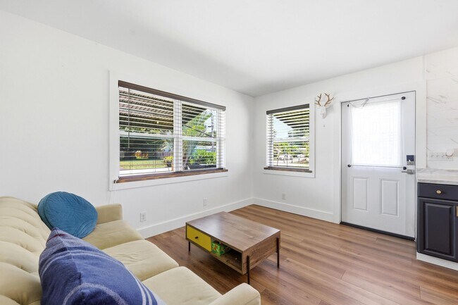 Building Photo - 2708 Hinda Rd