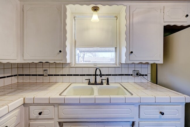 Building Photo - Charming 3 Bed 2 Bath  - Moore, OK