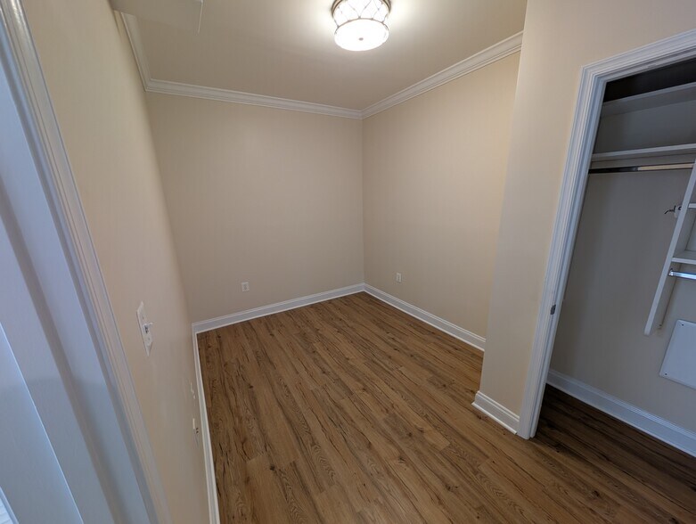 Guest bedroom/ office - 410 15th St NE