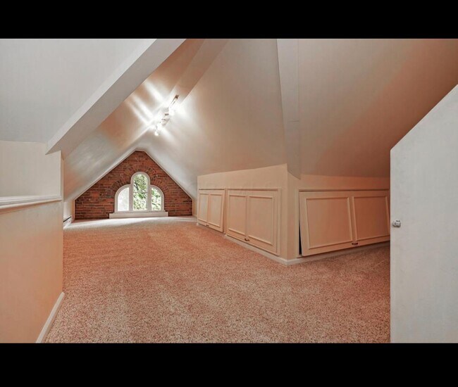 Building Photo - 220 E Deshler Ave