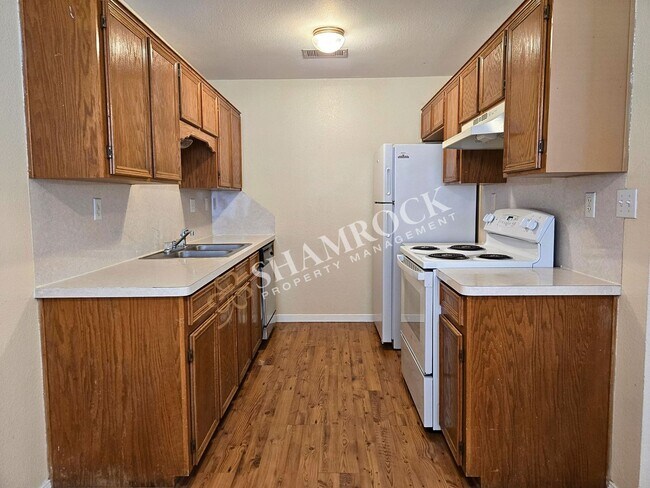 Building Photo - Cute 2 bedroom!