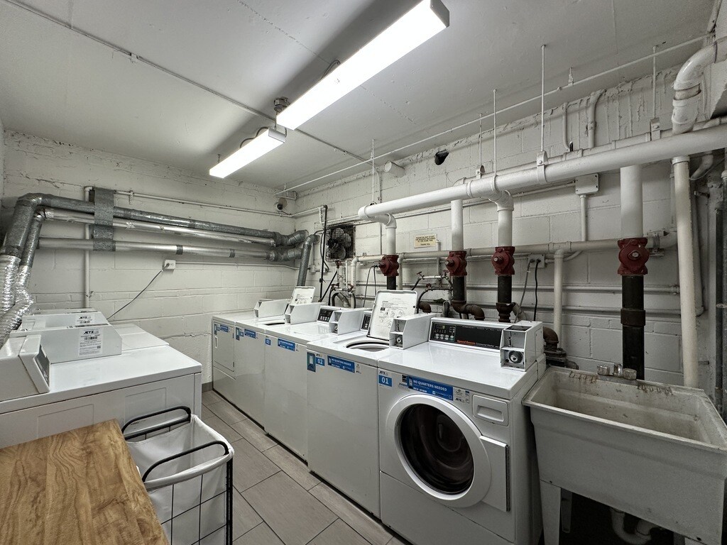 Building Photo - 665 W Wrightwood Ave