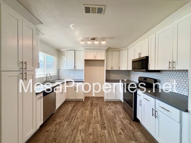 Building Photo - 820 Caliente Dr